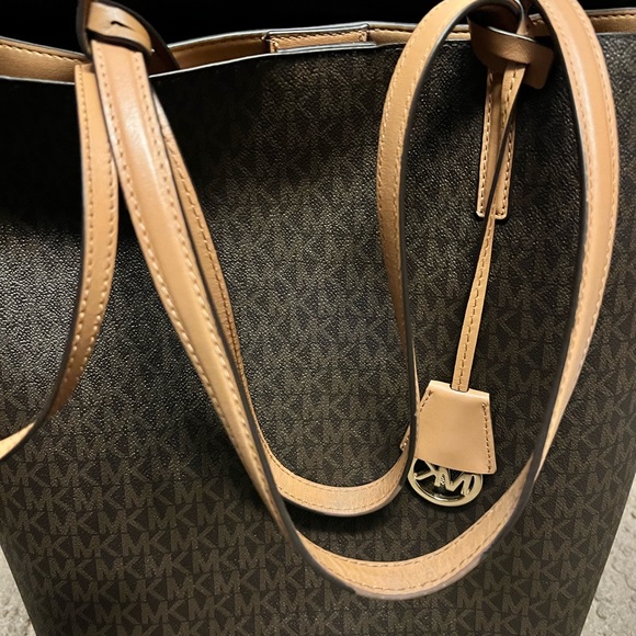 Authentic Micheal Kors Tote. - Picture 3 of 5